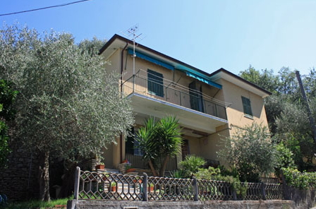 Detached villa in a green, sunny and panoramic position overlooking the sea and the bay. Detached villa in a green, sunny and panoramic position overlooking the sea and the bay. The house is on two levels and consists of: On the ground floor there is...