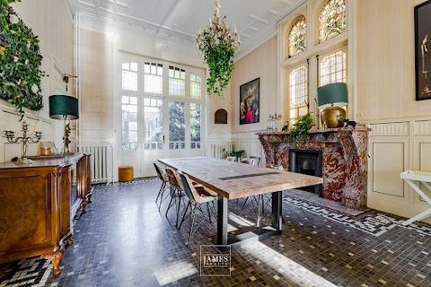 For the enlightened lover of Art-Nouveau architecture: we offer you this At-Nouveau jewel which has kept all its original architectural elements and a very beautiful address in one of the most elegant streets of the capital. Behind its superbly desig...