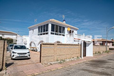 A real gem in Matalascañas, Huelva! This detached villa is more than just a home, it's an incredible investment. Situated on a corner plot of approximately 750 m2, this villa is composed of 5 homes, a unique opportunity on the market! The ground floo...