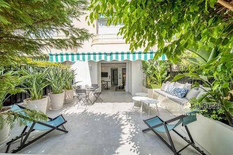 Perfectly located on La Croisette, facing the Port Canto, beautiful small 2-Bedroom apartment on the ground floor tasfully renovated enjoying a pleasant 30sqm terrace. Real small exceptional apartment, unique in its kind and only a few steps from the...