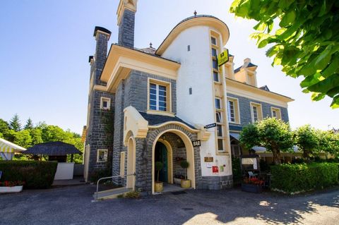 Very beautiful prestigious real estate complex in Correze above the Dordogne Valley 20 kms and Beaulieu sur Dordogne. A hotel with 8 recently renovated rooms with all their personality. The rooms are all up to standard and modern in the bathroom. Pos...