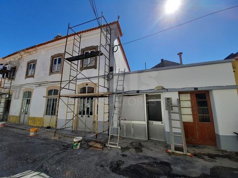 In the center of Peniche we find a building with 3 street fronts, to recover, with enormous potential, presenting several investment options. An apartment and keep the commercial spaces or for example change the allocation of the commercial spaces fo...