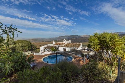 Beautiful cortijo with authentic elements, pool and breathtaking views. This typical Spanish house was rebuilt about 20 years ago according to the existing structure. This makes this property unique and with a series of rooms connected by a patio, st...