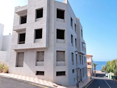 Fantastische kans voor investeerders en ontwikkelaars! Wij bieden u de verkoop aan van een gebouw in aanbouw gelegen in La Caleta de Interian met 9 woningen met garage en berging, op een paar meter van het strand en op slechts 5 minuten van Garachico...
