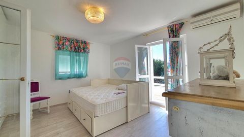 Estamos vendiendo una hermosa casa con dos apartamentos separados en el municipio de Miholascica Apartment, Martinšćica. El apartamento en la planta baja tiene solo 43 M2 y consta de pasillo, cocina, comedor y sala de estar / sala como baño completo....