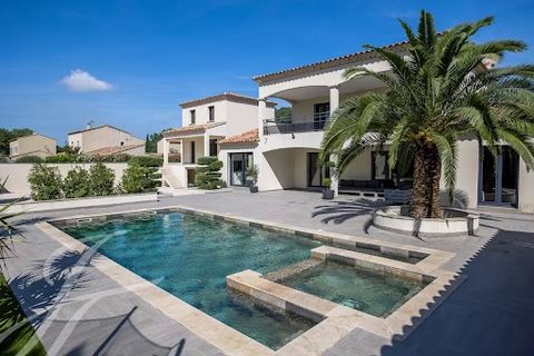 Your John Taylor Luberon Alpilles Prestige Agency is pleased to present this wonderful development of 2 houses of around 280 m2. The main house opens onto a vestibule, a kitchen, a beautiful living room and dining room, as well as two master bedroom ...