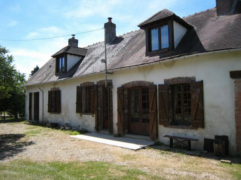 Located just 1 hour from Paris by motorway and benefiting from an immediate proximity to all amenities, this beautiful farmhouse offers an ideal living environment. The ground floor includes a spacious living room with an insert fireplace, perfect fo...