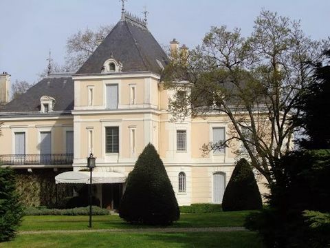 At 1h from Lyon and Geneva, 1/2 from a an international airport, a beautiful chateau set in 30 hectares enclosed, offering about 2500 m2 of living space, several bedrooms, large living rooms, kitchen, outbuildings, stables, 7 horses boxes, garages a ...