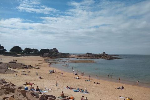 This cosily furnished holiday home offers a fantastic view of the bay of Perros Guirec from almost all rooms and from the large enclosed garden area. Very quiet location at the end of a dead-end street. The harbour of Perros-Guirec with its beautiful...