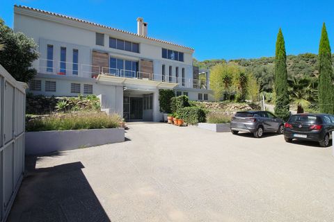 Magnificent contemporary-style furnished villa of 417m2 with 4 Bedrooms, 4 Bathrooms, impressive open views and a lot of privacy on a 6,037m2 plot with a First Occupation License. Well-kept Mediterranean-style garden planted with fruit, olive and alm...