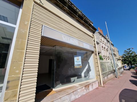 Very nice location for this commercial space located in the city center of Brive la Gaillarde. This space is located in a dynamic area with parking. It consists of a reception area of 24m2, an office of 18m2, a reserve with toilet / sink and a cellar...