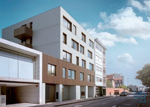 Apartamento Novo T1 com varanda, num espaço residencial situado na rua de São Brás no coração do Porto. Este apartamento é situado no 1º piso num edifício principal de 5 pisos com elevador mais uma cave de estacionamento. Composto por : - hall de ent...