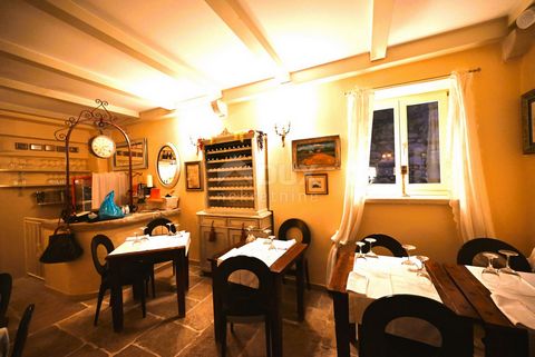 ISTRIA, ROVINJ Restauracja w wyjątkowej lokalizacji! W Rovinju, znanym z tytułu mistrza turystyki i dziedzictwa kulturowego starego miasta, ta przestrzeń biurowa znajduje się przy jednej z częściej uczęszczanych ulic. Znajduje się zaledwie 50 m od mo...