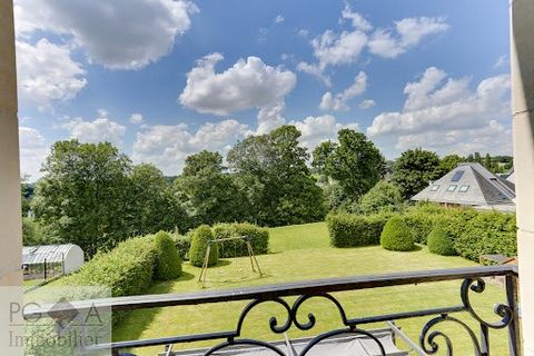 FOUGERES - House of character and Ille de France style located in a private domain, in a quiet area, far from the noise of the city. This building, completely renovated by architect in 2019, offers high-end services and advantageous volumes. Benefiti...
