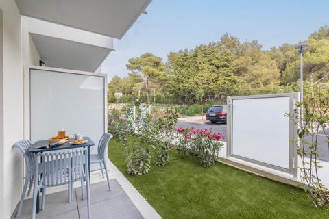 A new residence in the heart of Provence! The fully equipped and air-conditioned apartments have a terrace or balcony where you can enjoy the region's sunshine and dine outside or relax and have fun with family or friends. STUDIO 4 PEOPLE • Room : 48...