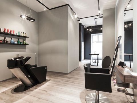 HAIR SALON & BEAUTY SALON -- HEIDELBERG -- #6861109 * LOCATED IN HEIDELBERG * Weekly income of 8,000, urgent sale * Ultra-low weekly rent of $590, stable business * Long term lease of 9 years, only 5 days * The owner claims a weekly net profit of $4,...
