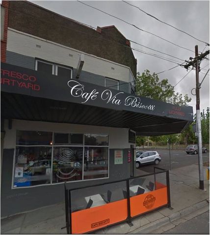 * SURREY HILL TURNAROUND POSITION * Plenty of free parking spaces around * With 2 bedrooms, 1 hall, 1 bathroom, and a newly renovated backyard * It is now a coffee shop with a commercial kitchen * It is possible to renovate 3 floors or build new apar...