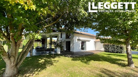 A24185MLR40 - In the countryside of Seignanx, 20 minutes from Bayonne and beaches south Landes, 5 minutes from the 1st amenities, this superb contemporary villa T6 of 2008 of 174 m2, built on a beautiful plot closed, piscinable, 1625 m2, in nature co...