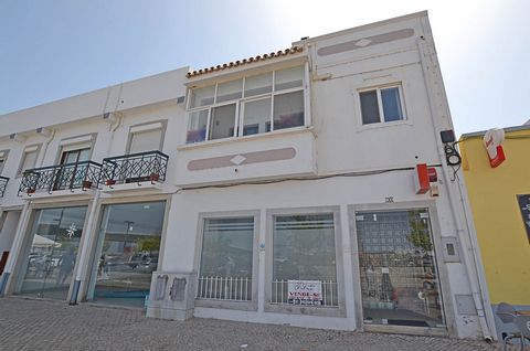 Located next to the river in the heart of Tavira town, this townhouse is in a perfect location for holiday makers and town lovers alike. With the possibility to be used as a townhouse, three apartments or two apartments and a commercial space, this p...