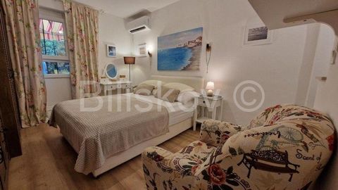 Dubrovnik, Lapad, three studio apartments with a total area of 62m2, located on the ground floor of the building. The apartments consist of a bedroom, a fully equipped kitchenette, a private bathroom with a washing machine and a terrace. The apartmen...