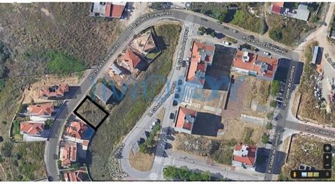 Terrain pour la construction d'une maison unifamiliale d'une superficie de 340m2, dans l'urbanisation de Quinta das Estrangeiras, à Porto Salvo. Lotissement avec toutes les infrastructures. L'urbanisation de Quinta das Estrangeiras a connu une énorme...