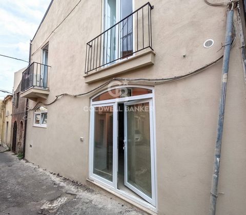 Messina southern area exactly in Santo Stefano Medio, we offer for sale a detached house of approximately 120 square meters on two levels, finely renovated in class A. The property is composed as follows: direct entrance on the ground floor, onto a l...