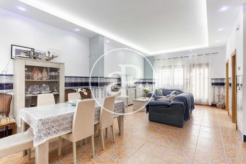 144 sqm furnished house with Terrace in El Perellonet.The property has 5 bedrooms, 2 bathrooms, balcony, heating and storage room. Ref. VV2011030 Features: - Terrace - Balcony - Furnished