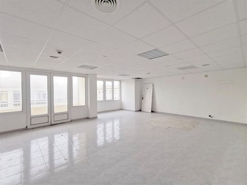 Building of about 690m2 built with garage of about 250m2 currently intended for offices and with change of use allowed, located in an area near the center of Mahón. It is currently divided into 4 units plus garage in basement. Building with elevator....