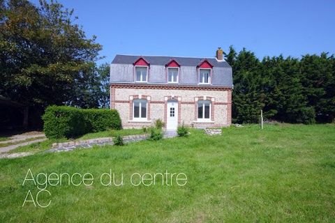 How to buy a house close to the sea in Normandy 76 today? Contact the center agency quickly! This house in perfect condition, located on the heights of the famous seaside resort of Yport, is built of bricks and flint and includes a large garden of 24...