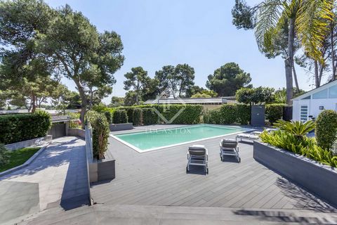 Villa completely renovated in 2020 for sale in a privileged location. It is a spacious, bright and modern home, with a predilection for white tones, both inside and outside. Upon entering the house on the right, there is a large living-dining room an...
