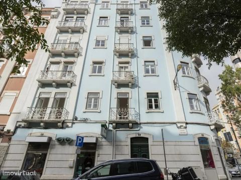 Apartamento T3+1 nas Avenidas Novas, um lugar privilegiado para viver em Lisboa Se procura um apartamento espaçoso, luminoso e com charme tradicional, este é o imóvel ideal para si. Situado no primeiro andar de um edifício charmoso com elevador, este...