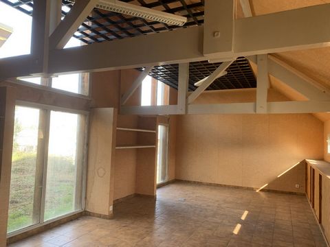An entire building of premises in good general condition of 250m2 offices with concrete screed and wood frame existence of a large mezzanine possibility of making 5 offices and 3 different activities. In 3 car parks and 3 different accesses. land of ...