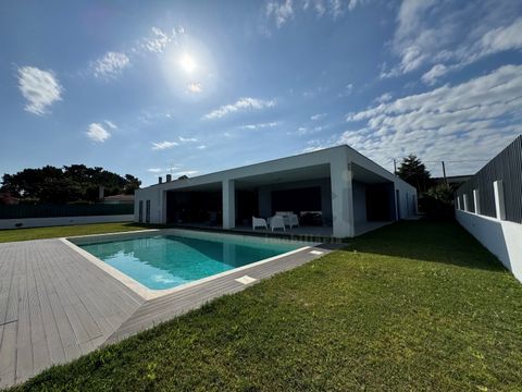 Villa individuelle de luxe de 5 chambres située à Belverde, Belverde C'est une localité sur la rive sud du Tage, insérée dans la paroisse d'Amora, municipalité de Seixal et district de Setúbal. On y trouve de nombreuses constructions ressemblant à de...