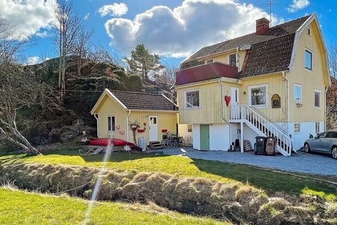 Spacious older house with a location close to the sea in Halsbäck in northern Tjörn. Perfect for larger families who want to be close to salty baths and many attractions in the area. The house has an apartment upstairs with its own kitchen and bathro...
