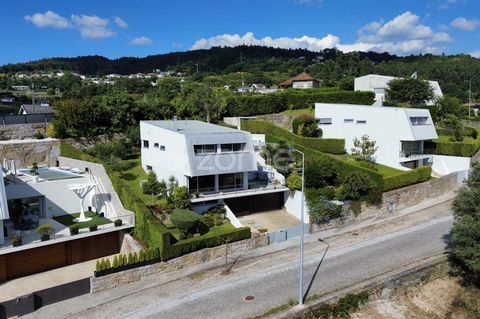 Identificação do imóvel: ZMPT567908 ¡Casa individual con piscina en Pinheiro, Guimarães! Casa unifamiliar de 3 dormitorios con piscina ubicada en Pinheiro, Guimarães. Esta propiedad combina comodidad, modernidad y una ubicación estratégica (a solo 2 ...