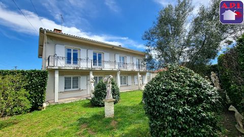 CASA FAMILIARE Venite a scoprire senza indugio nella città di Saverdun, questa affascinante casa familiare di oltre 210 m² di superficie abitabile su un terreno pianeggiante e completamente recintato di circa 610 m². Idealmente situato in una zona tr...