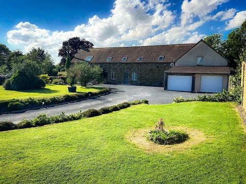 Vire 14500, Coup de coeur for this pretty farmhouse with character, the location is ideal only 35 minutes from Caen, 25 minutes from Saint Lô and only 10 minutes from Vire. - On the garden level: A living room of 63 m2 with fitted and equipped kitche...