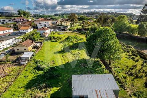 Vídeo drone: https://youtu.be/zMUrYOOUpgY Este terreno, localizado a apenas 3 km (6. minutos de carro) do centro de Paços de Ferreira e do seu Parque Urbano e a 30 minutos do centro do Porto, apresenta características perfeitas para quem procura espa...