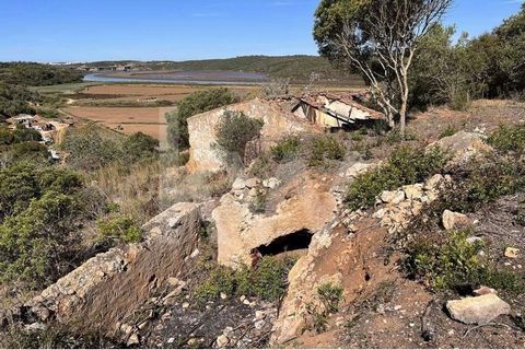 Ruine située dans la zone de Charneca, Estômbar, située sur un terrain d'environ 2,5 hectares avec une vue extraordinaire sur la rivière Arade. Située dans l'une des parties les plus élevées du terrain, à quelques mètres des rives de la rivière Arade...