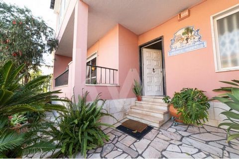 Con mucho gusto les presento esta villa ubicada en el barrio de São João na Rebelva, ofreciendo una excelente oportunidad para quienes buscan una casa para personalizar a su gusto. Con tres dormitorios, incluida una suite, y un anexo, tiene espacio s...