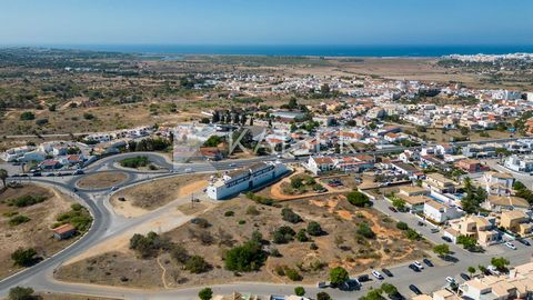 Este lote que permite a construção de uma moradia de dois pisos inserida em urbanização tem uma localização muito central, a curta distância do Zoomarine e a uma curta distância de carro de diversas praias, do AlgarveShopping Center e do Campo de Gol...