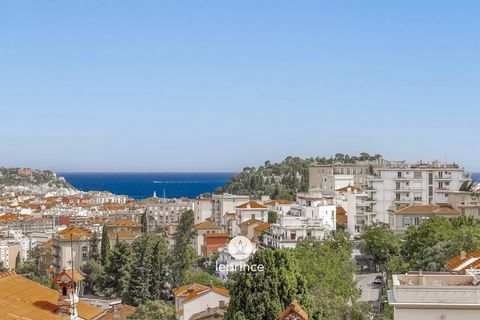 Bas Cimiez - Avenue de Provence En Avant-DERNIER étage d’un immeuble bien entretenu au cœur de Cimiez, appartement de trois pièces Traversant en excellent état bénéficiant d'une superbe vue panoramique MER, Ville et Collines ainsi qu'une Terrasse. En...