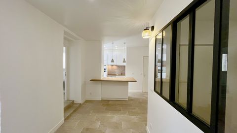 Ces appartements situés à 5 minutes à pieds (400m) de la Timone, offrent de nombreuses possibilités. La première partie de 50 m' est composée d'un grand salon, cuisine américaine, de deux chambres dont une avec dressing donnant sur cour et une salle ...