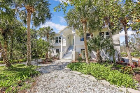 Genießen Sie Privatsphäre und Ruhe in Ihrer Oase auf Sanibel Island. Dieses Haus mit 3 Schlafzimmern und 2 Bädern ist genau das, wonach du gesucht hast. Mit einem neuen Dach, neuen Prallfenstern und neuen Hardie-Dielenverkleidungen hat dieses erhöhte...