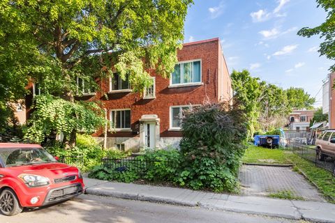 This meticulously maintained duplex located in Côte Saint-Paul presents an exceptional investment opportunity. The property features long-term tenants who have been carefully selected and are professionally managed, ensuring a stable and reliable inc...
