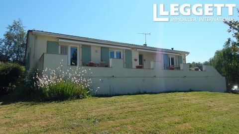 A30528CDE16 - Maison très bien entretenue et attrayante avec un beau jardin et un parc. La propriété est isolée à seulement 5 km de Montmoreau. Un havre de nature et de chants d'oiseaux. La maison a une disposition très confortable avec un grand sous...