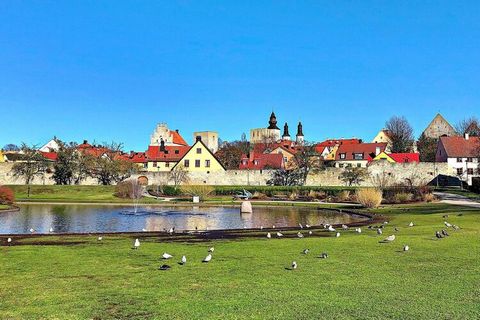 Willkommen in diesem kleinen Ferienhäuschen mit wohnlichem Charme, das auf einem gemeinschaftlichen Grundstück im reizvollen Västergarn steht, mit Nähe zum Meer und allem, was die Urlaubsinsel Gotland zu bieten hat. Der Eigentümer bewohnt selbst nebe...