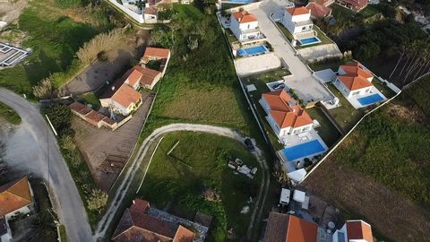 Terrain pour la construction d’une villa dans un quartier résidentiel calme dans la Serra do Bouro, à proximité de São Martinho do Porto et Foz do Arelho.   Sur une pente douce et entouré de belle campagne et de promenades côtières, cet excellent ter...