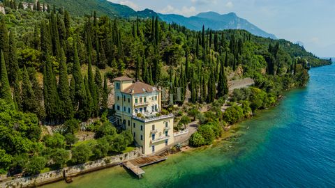 Se avete mai desiderato risvegliarvi con la vista del lago che si apre proprio fuori dalla finestra, Vi presentiamo questo appartamento all’interno di una suggestiva Villa FRONTE LAGO. Internamente, l'abitazione si caratterizza per una zona giorno co...