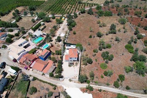 Parcela urbana de 1.100m2, en zona tranquila, en el campo, situada en el típico pueblo de Mogas – S. B. de Messines, con agradables vistas al campo. Terreno prácticamente llano y de forma regular (aproximadamente rectangular). La propiedad está situa...